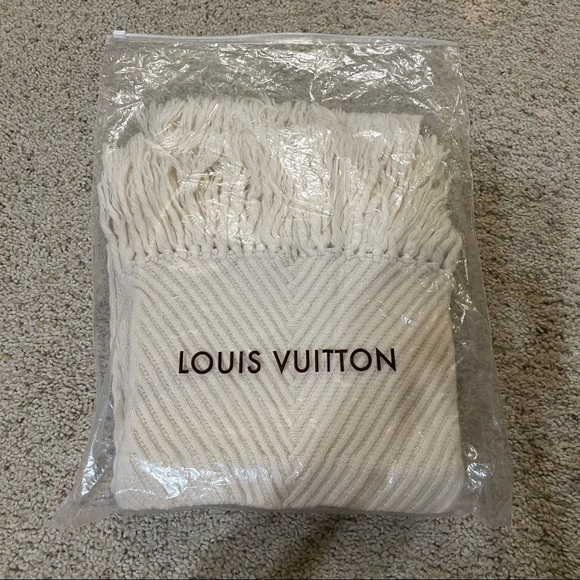 ✨LOUIS VUITTON✨ authenitc scarf - Picture 3 of 8